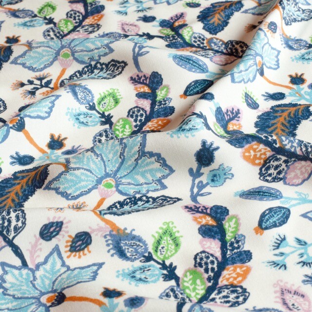 Viscose poplin flowers offwhite